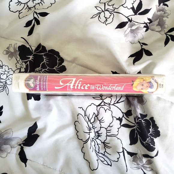 Alice In Wonderland Disney VHS - Picture 3 of 6